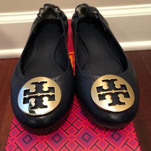 NIB Tory Burch Reva Mestico Metal Logo Flats Navy